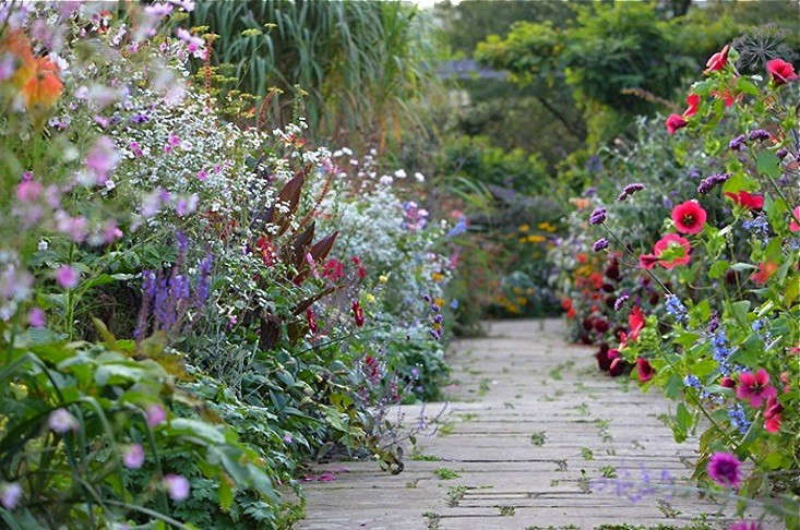 blurred edges along a path. photograph courtesy of gravetye manor from \10 ide 19